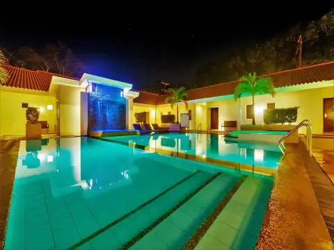 Court Meridian Hotel & Suites photo