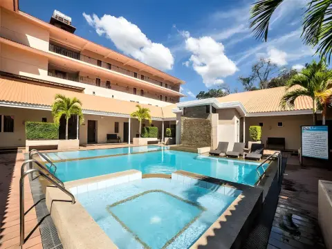 Court Meridian Hotel & Suites photo