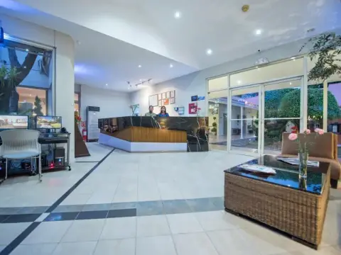 Court Meridian Hotel & Suites photo